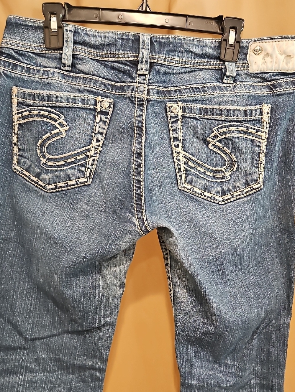 Silver Jeans Women’s Boot Cut Jeans with Embroidered Back Pockets W34 L 32